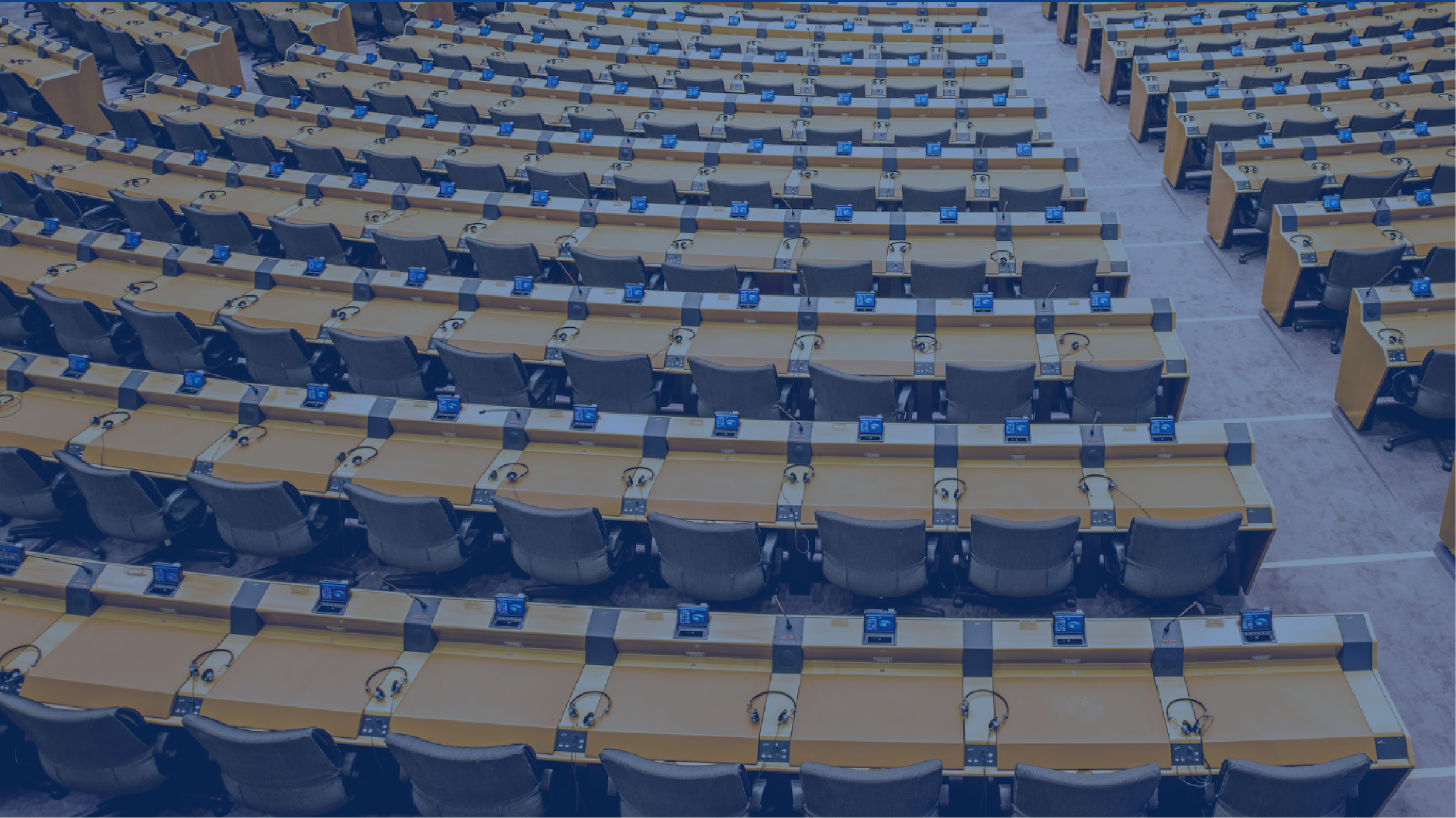 Abbildung leerer Stühle in einem Saal